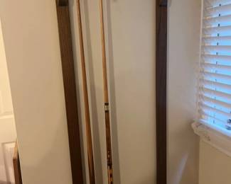 029 WallMounted Oak Pool Cue Rack with 3 Billiard Cues