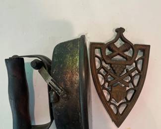 131 Antique Sad Iron with Detachable Handle Cast Iron Trivet