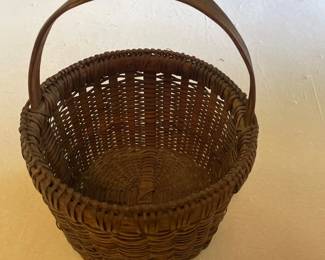 082 Antique NantucketStyle Woven Wicker Basket with Swing Handle