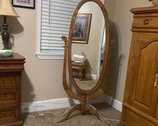 Oak round dressing mirror. In great shape except one leg. Needs work on the one leg.