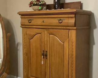 Chest oak with doors, shelves and drawers. Excellent condition.
