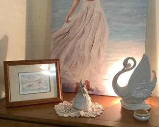 Beautiful beach items in this bedroom. One thing, sitting on chest is a swan lamp, works as you can see. Probably from the 60’s.