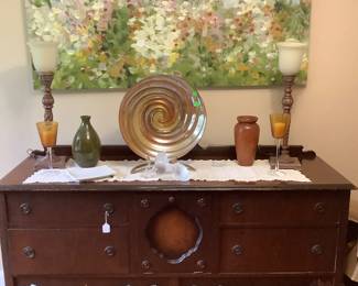 Full picture of buffet with electric buffet lamps.
