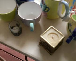 Ceramic pot and 4 large cups. Could be used as soup bowls.