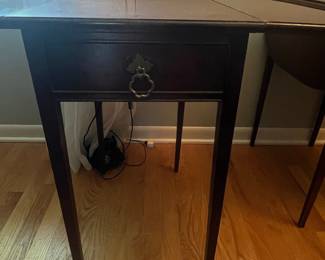 Federal Style Mahogany Pembroke Drop-Leaf Table with Drawer