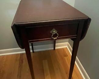 Federal Style Mahogany Pembroke Drop-Leaf Table with Drawer