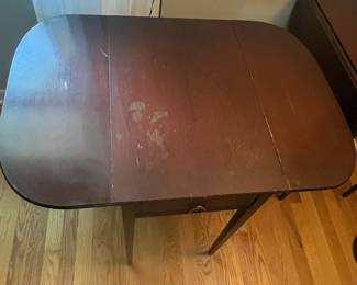 Federal Style Mahogany Pembroke Drop-Leaf Table with Drawer