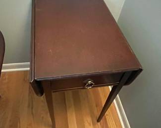 Federal Style Mahogany Pembroke Drop-Leaf Table with Drawer