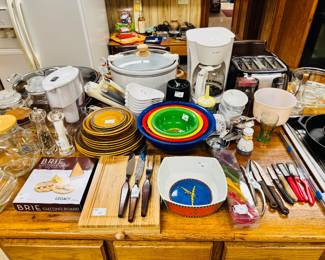 pyrex bowls, serving pieces, knives