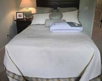 HA189Full bed with nightstand and lamp
