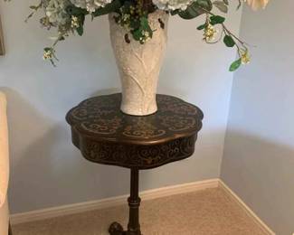 HA133Painted Side Table With Vase