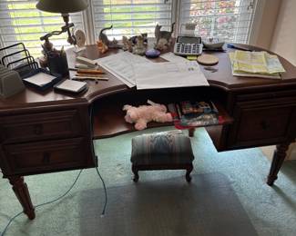 Curved desk