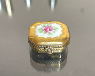 Limoges "Peint Main" Snuff Box