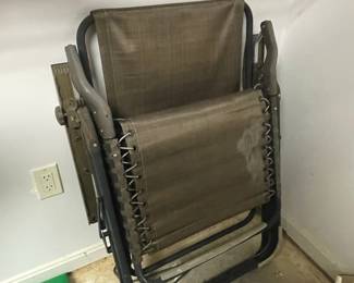 Zero Gravity Chair with Padded Headrest and Cup Holder