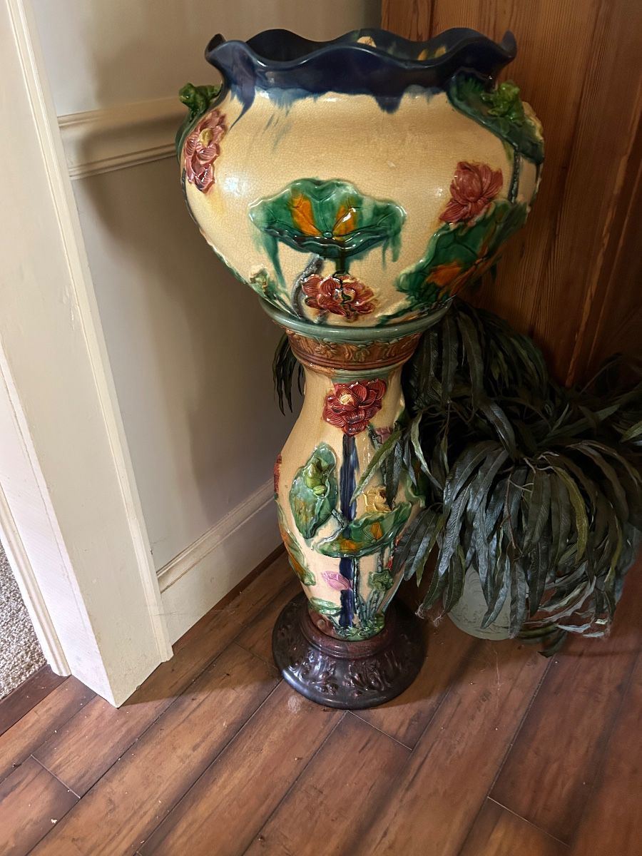 Very nice jardiniere with stand,