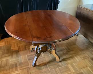  09 Vintage Round Table