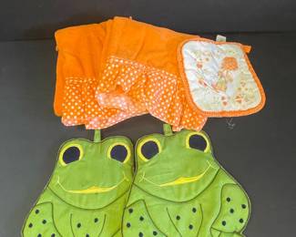Vtg Oven Mitts, Dish Towels & Pot Holder 