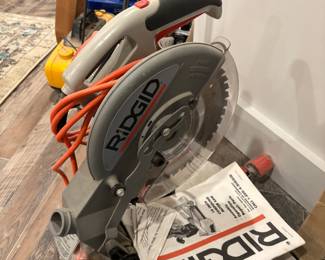 Compound miter saw