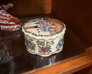 Chinese Porcelain Round Trinket Box