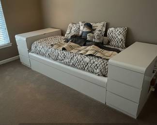 Modern White Lacquer Daybed with Integrated Nightstands