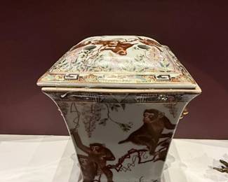 Monkey theme porcelain vase second image