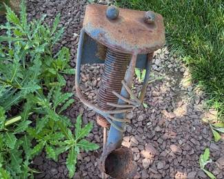 Rustic Metal Frog Garden Sculpture with Spring Body second image