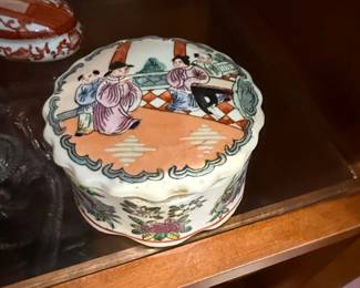 Chinese Porcelain Round Trinket Box second image