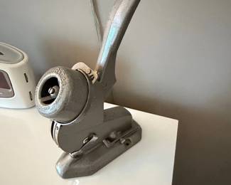 Bates Model Automatic Eyeletter