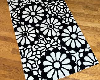 Black and White 3’ x 5’ Daisy Accent Rug