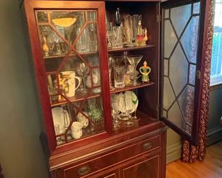 Vintage Thomasville Georgian Style Mahogany China Cabinet