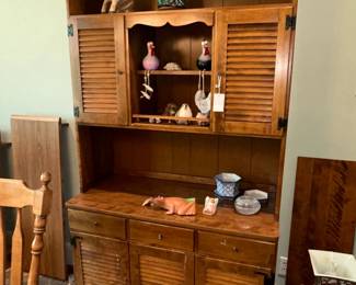 Ethan Allen Heirloom Nutmeg Maple CRP Hutch
