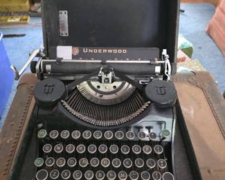 Vintage 1930s Underwood Portable Typewriter with Original Case