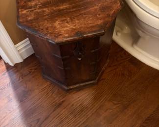 Accent chest /end tablec