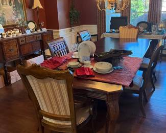 Bernhardt dinning table and six upholstered and wood chairs beautiful set in great condition