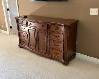 Dresser part of 4piece master king size bedroom set