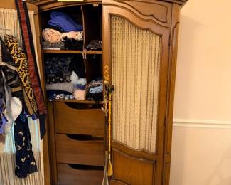 Items Located In The 2nd Bedroom (MASTER)