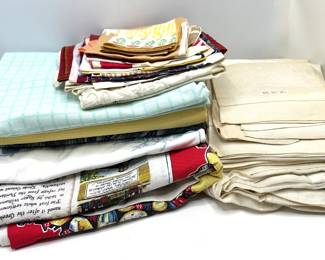 Over 30 Vintage Linens: Napkins, Placemats & Table Cloths Lot #: 94