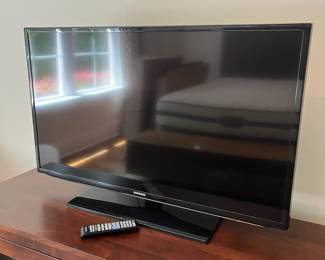 F16 - $40. Samsung UN40EH5000F. 2012 Manufacture. 40-inch class 1080p LED-LCD HDTV. NOT a smart TV.