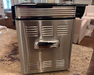 F43 - $125. Cuisinart Convection Bread Maker. Model CBK-200. Looks brand new!