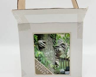 95 GardenPeekerTreeHuggerSculpture