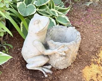 33 OutdoorFrogGardenDecor