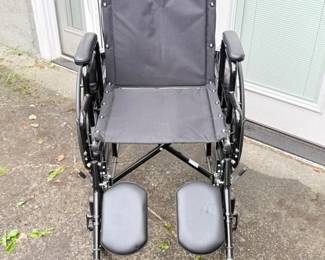 15 MonicareWheelchairwElevatingLegRest