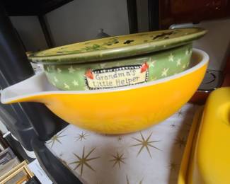 Vintage Pyrex bowels