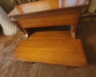 Solid wood steps - hood gor getting into high bed or for reaching items