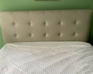 Upholstered Linen Full Size Bed, Tufted Headboard and Upholstered Frame