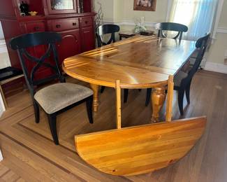 Broyhill wooden Table- with leaves