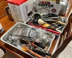 Various kitchen utencils.