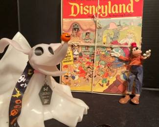 Disneyland Magazines, Reads  Figures
