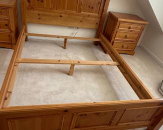 Broyhill Fontana Pine FourPoster Bed Frame