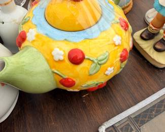 Yellow floral teapot